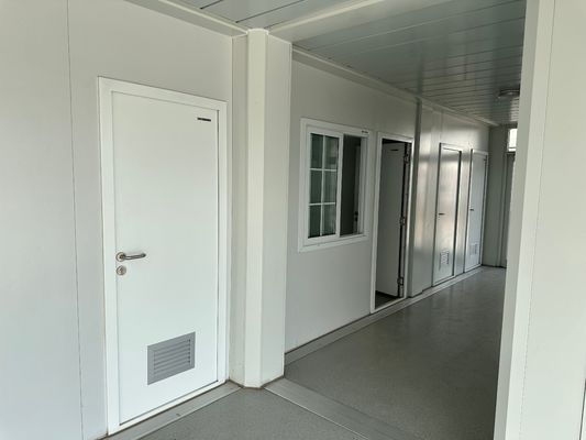 Гостиница 20FT/40FT настраиваемая низкоуглеродистая энергосберегающая модульная стальная рама плоские контейнерные дома с изоляцией 2024 дизайн