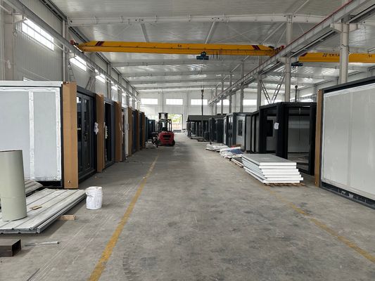 Расширяемый контейнерный дом с готовой стальной бутербродной панелью 20 футов 40 футов с алюминиевым окном