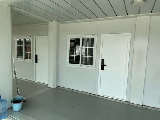 Современный дизайн 20ft 40ft наружной плоской упаковки контейнерный дом с туалетом и ванной сэндвич панель опционально