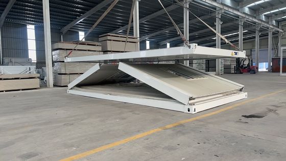 Дверь безопасности Мобильная стальная рама 20 40Ft Сэндвич-панель Предварительно изготовленный портативный складной контейнерный дом для нескольких случаев