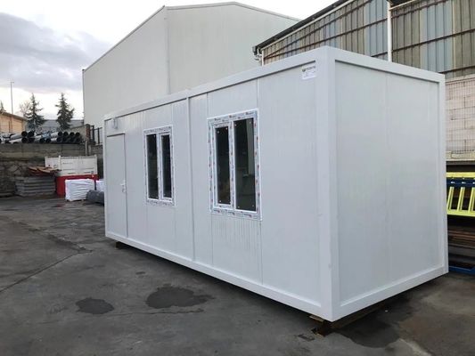 Префабрикованный контейнерный дом Плоская упаковка Устойчивая к ураганам сэндвич-панель здания на 15-30 лет Продолжительность службы Произведенный дома