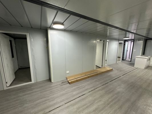 Специализированный цвет Теплое сборное модульное здание Легко устанавливается жилой расширяемый контейнерный дом с ванной и кухней