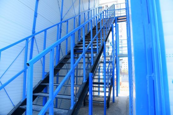Преддельный крошечный дом на колесах, готовый к отправке с легкой стальной структурой и 50/75/100 мм волновой сэндвич-панельной стенкой
