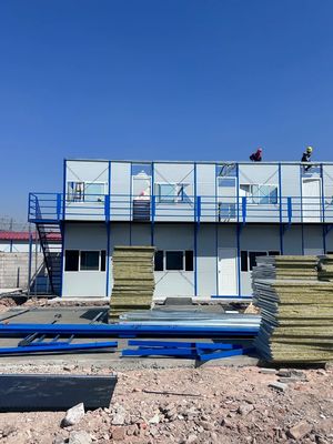 Прямая сборка дома хоббита с стальной дверью и квадратным дизайном
